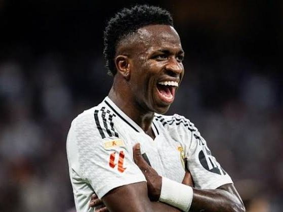 البرازيلي فينسيوس جونيور لاعب الفريق الأول لكرة القدم بنادي ريال مدريد الإسباني