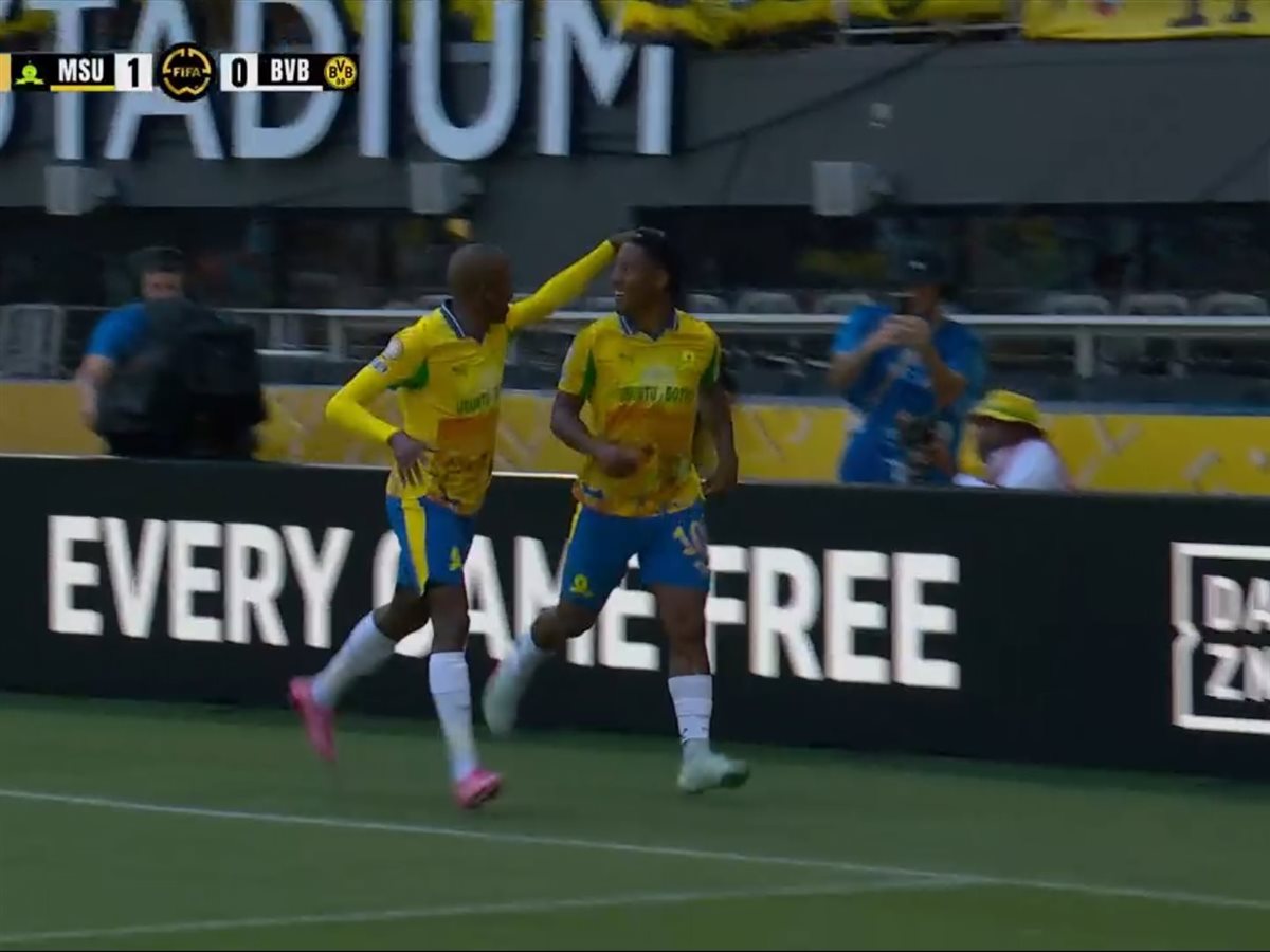 الفريق الأول لكرة القدم بنادي صن داونز الجنوب أفريقي والذي فاز على الملعب المالي بثلاثة أهداف مقابل هدف في إطار بطولة دوري أبطال إفريقيا