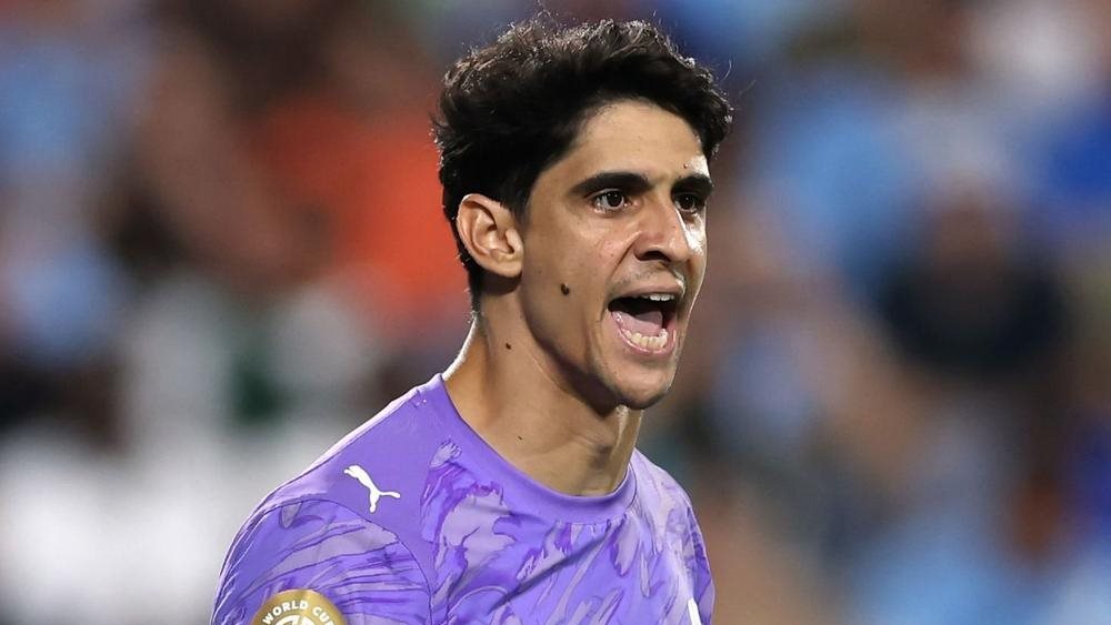 ياسين بونو حارس مرمى منتخب المغرب والفريق الأول لكرة القدم بنادي الهلال السعودي&nbsp;