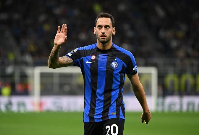 هاكان تشالهان أوغلو لاعب إنتر ميلان الإيطالي