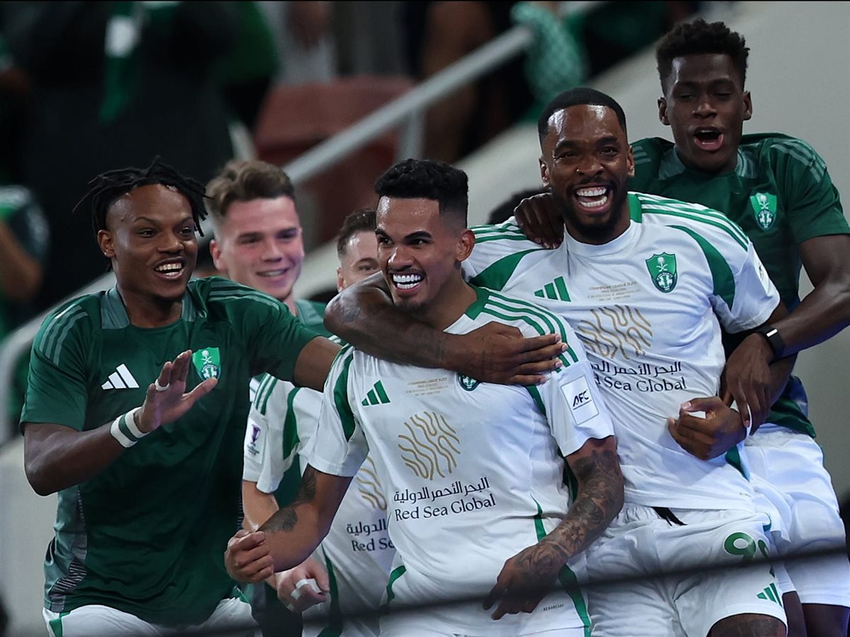 الفريق الأول لكرة القدم بنادي أهلي جدة السعودي