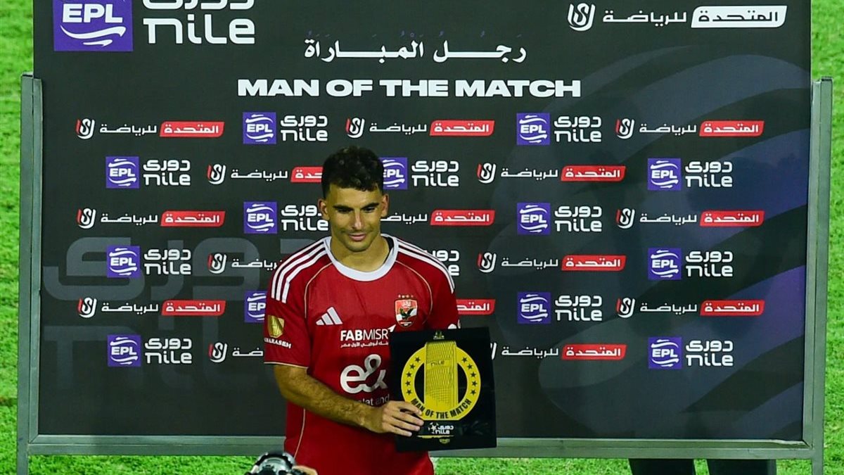 احمد مصطفى زيزو لاعب الفريق الأول لكرة القدم بالنادي الأهلي