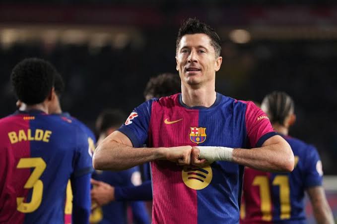 البولندي روبرت ليفاندوفسكي مهاجم فريق برشلونة الإسباني 