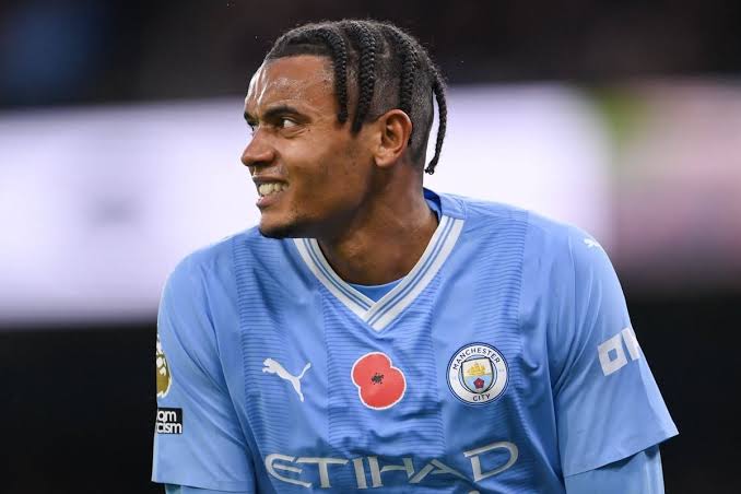 مانويل أكانجي لاعب فريق مانشستر سيتي الإنجليزي
