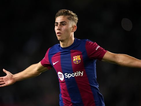 فيرمين لوبيز لاعب الفريق الأول لكرة القدم بنادي برشلونة