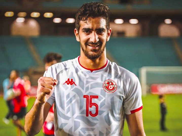 محمد علي بن رمضان لاعب الفريق الأول لكرة القدم بالنادي الأهلي ومنتخب تونس&nbsp;
