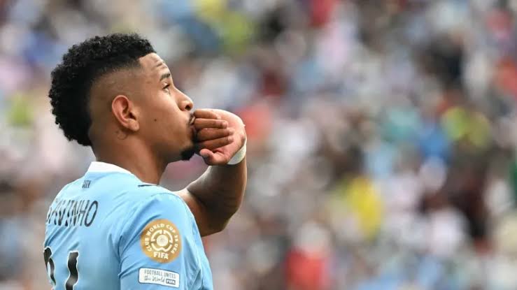 البرازيلي سافينهو لاعب الفريق الأول لكرة القدم بنادي مانشستر سيتي الإنجليزي 