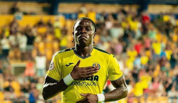 كارل إيتا إيونج لاعب الفريق الأول لكرة القدم بنادي ليفانتي الإسباني 