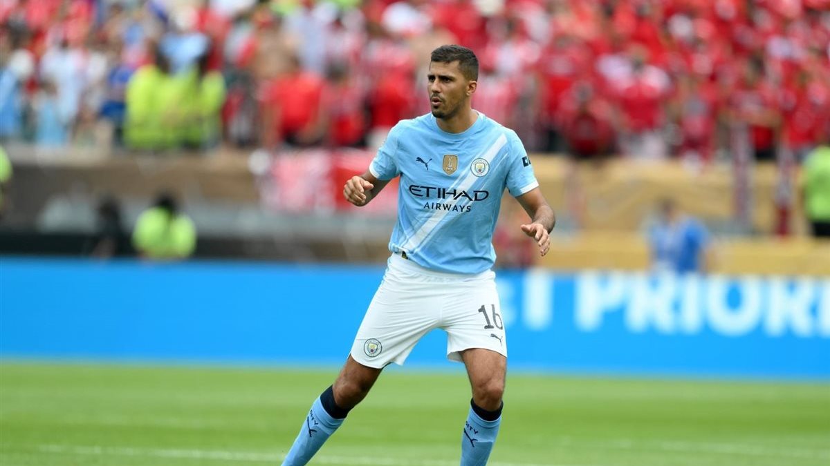 رودري لاعب الفريق الأول لكرة القدم بنادي مانشستر سيتي