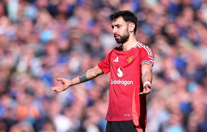 النجم البرتغالي برونو فيرنانديز لاعب الفريق الأول لكرة القدم بنادي مانشستر يونايتد الإنجليزي