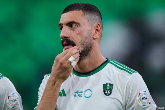 المدافع التركي ميريح ديميرال لاعب الفريق الأول لكرة القدم بنادي أهلي جدة السعودي 