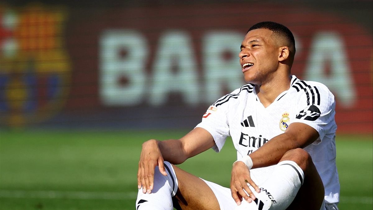 كيليان مبابي لاعب الفريق الأول لكرة القدم بنادي ريال مدريد الإسباني