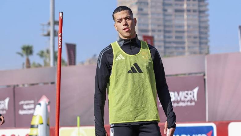 إمام عاشور لاعب الفريق الأول لكرة القدم بالنادي الأهلي