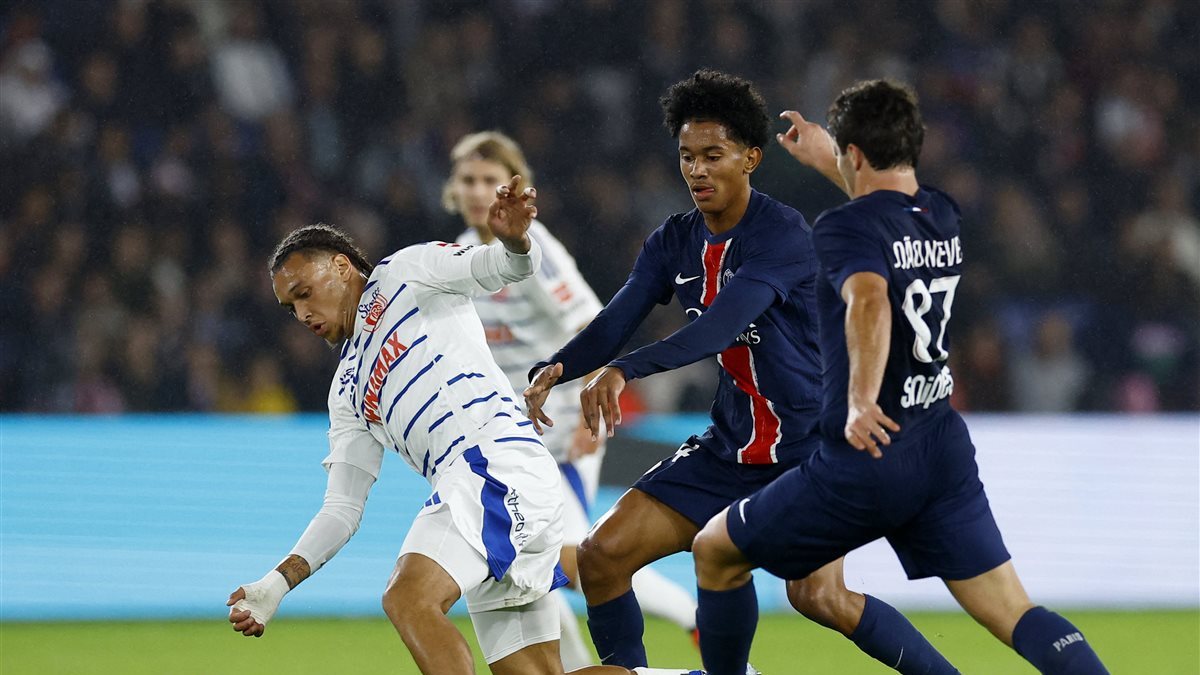 الفريق الأول لكرة القدم بنادي باريس سان جيرمان الفرنسي 