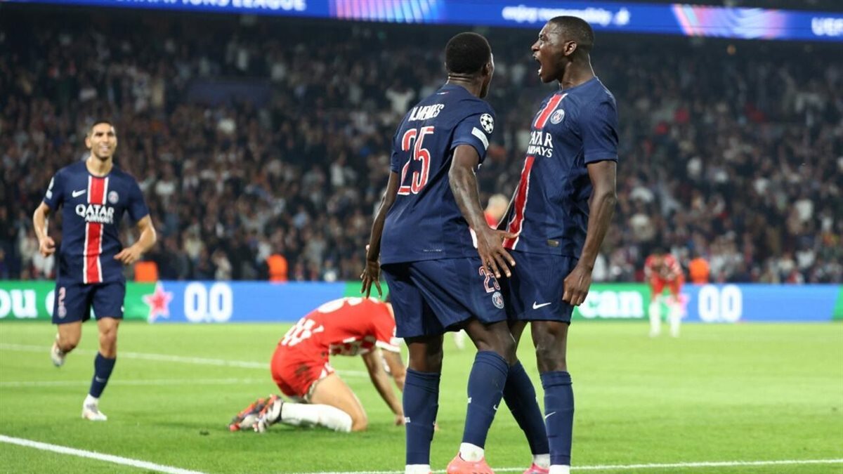 ويليام باتشو لاعب الفريق الأول لكرة القدم بنادي باريس سان جيرمان الفرنسي 