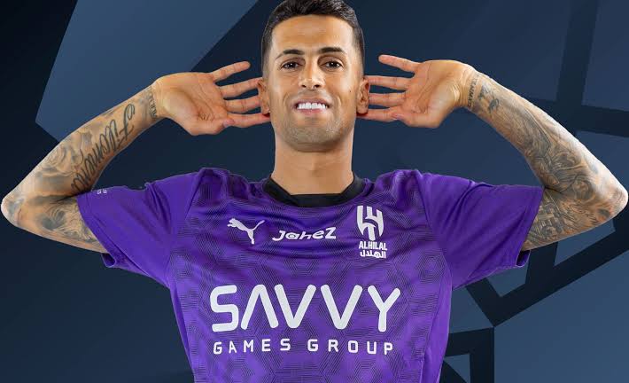 البرتغالي جواو كانسيلو لاعب الفريق الأول لكرة القدم بنادي الهلال السعودي