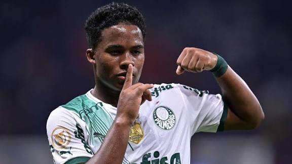 اللاعب البرازيلي اندريك نجم الفريق الأول لكرة القدم بنادي ريال مدريد الإسباني