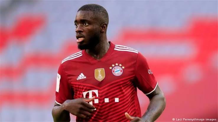 الفرنسي دايوت أوباميكانو لاعب الفريق الأول لكرة القدم بنادي بايرن ميونيخ الألماني 