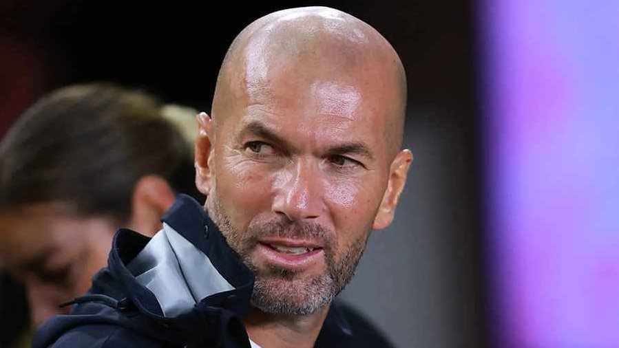 زين الدين زيدان المدير الفني السابق لريال مدريد والذي اقترب من تدريب فرنسا