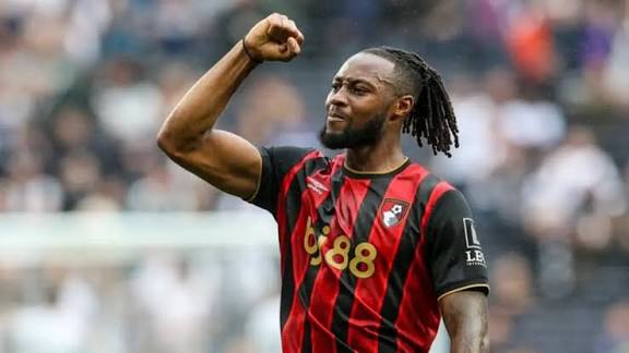 أنتوني سيمينيو لاعب الفريق الأول لكرة القدم بنادي بورنموث الإنجليزي 