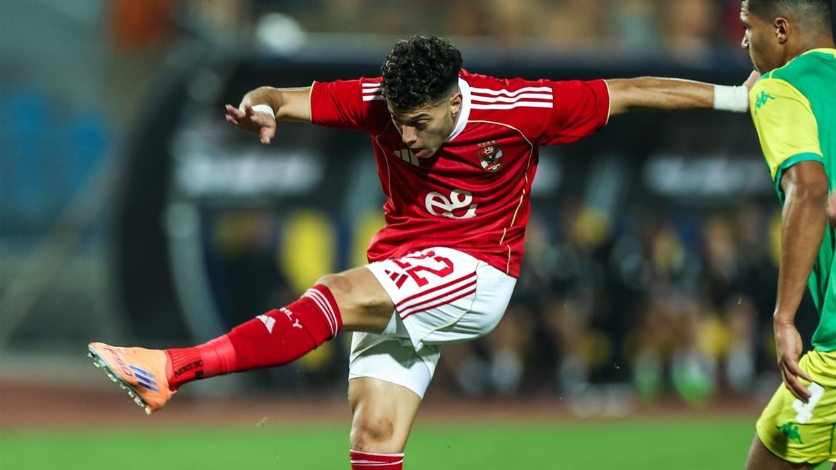 إمام عاشور لاعب الفريق الأول لكرة القدم بالنادي الأهلي