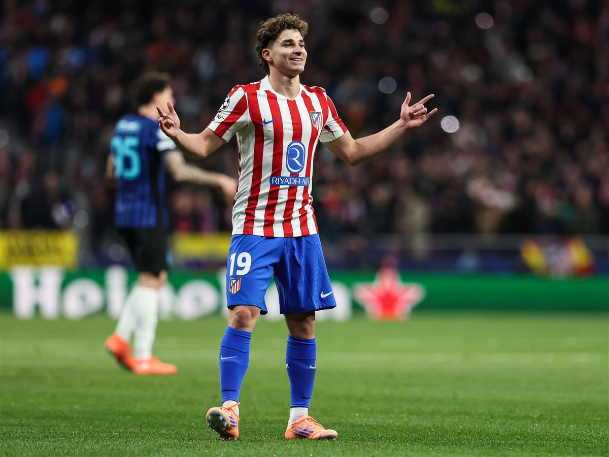 جوليان ألفاريز لاعب الفريق الأول لكرة القدم بنادي أتليتكو مدريد