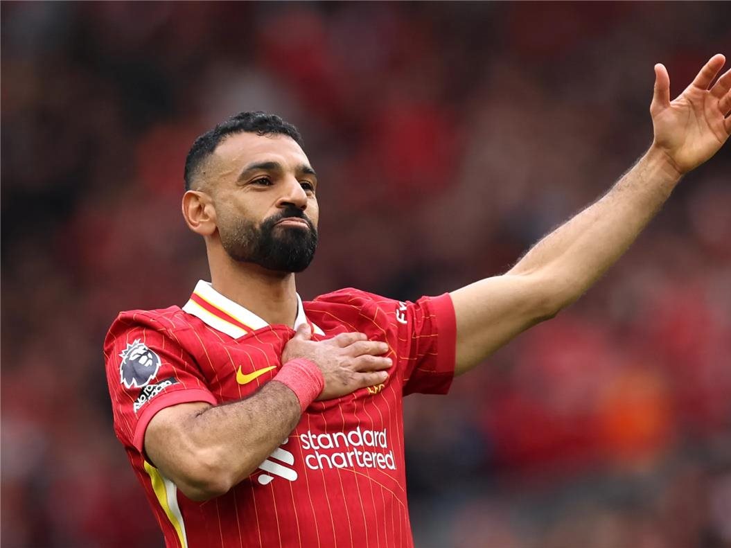 محمد صلاح لاعب الفريق الأول لكرة القدم بنادي ليفربول الإنجليزي 