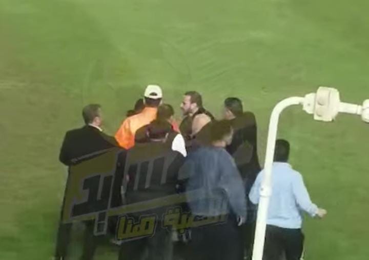 اعتداء جهاز فني فريق بيراميدز على صحفي