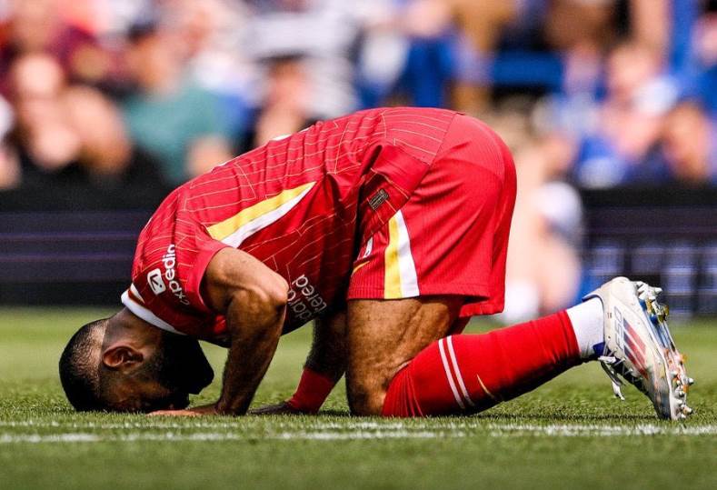 محمد صلاح لاعب الفريق الأول لكرة القدم بنادي ليفربول الإنجليزي