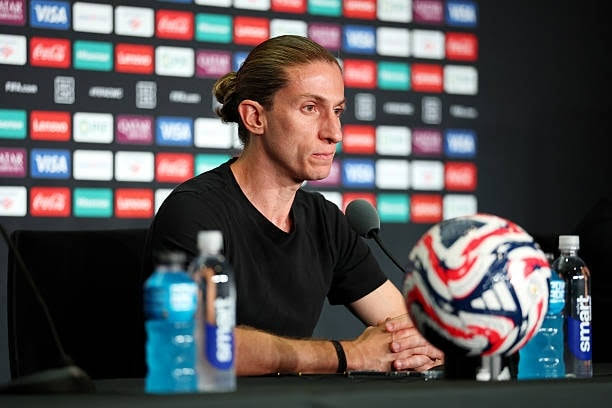 فيلبي لويس المدير الفني للفريق الأول لكرة القدم بنادي فلامنجو البرازيلي