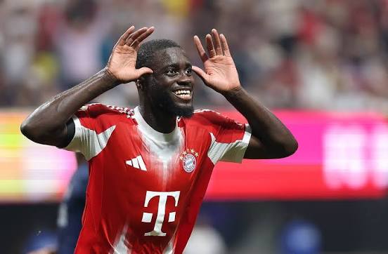 الفرنسي دايوت أوباميكانو لاعب الفريق الأول لكرة القدم بنادي بايرن ميونيخ الألماني