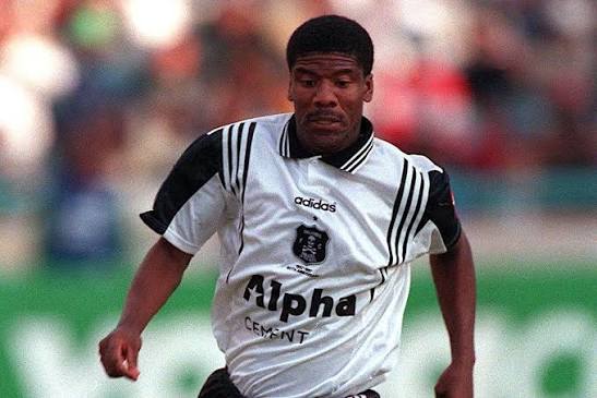 ادوارد موتالي نجم أورلاندو بايرتس وجنوب أفريقيا السابق