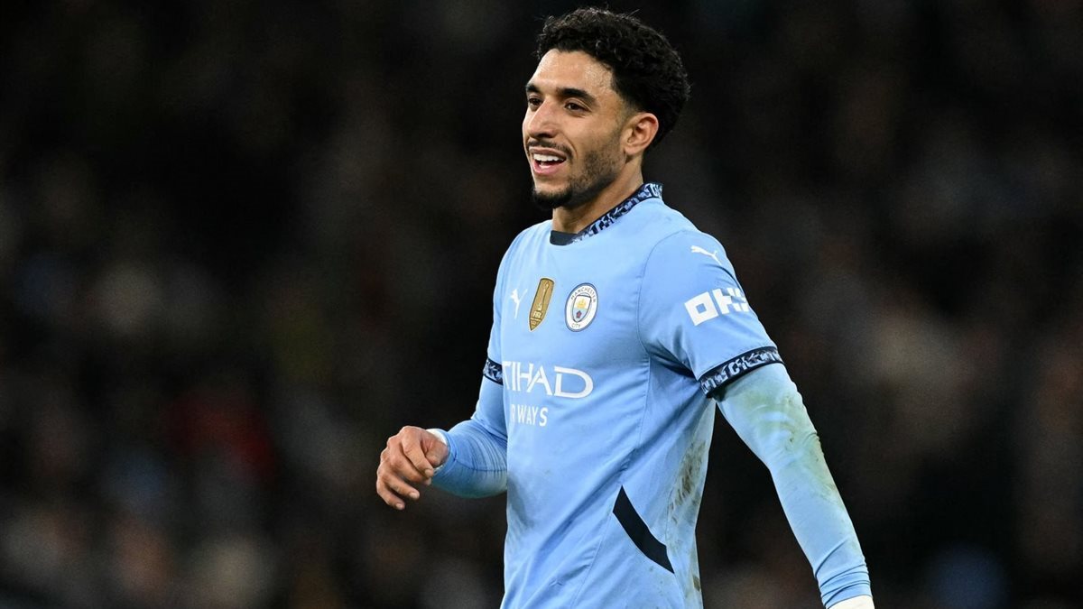 عمر مرموش لاعب الفريق الأول لكرة القدم بنادي مانشستر سيتي الإنجليزي