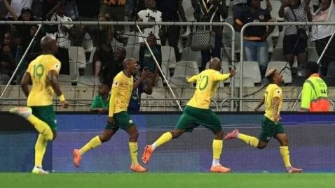 منتخب جنوب أفريقيا لكرة القدم والذي يستعد لمواجهة الكاميرون يوم الأحد في إطار دور الـ 16 من بطولة كأس الأمم الأفريقية