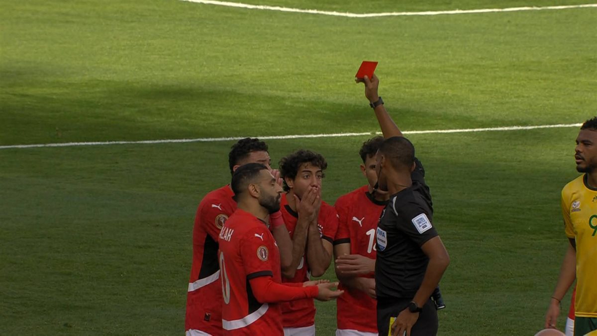 طرد محمد هانى خلال مباراة مصر و جنوب أفريقيا&nbsp;