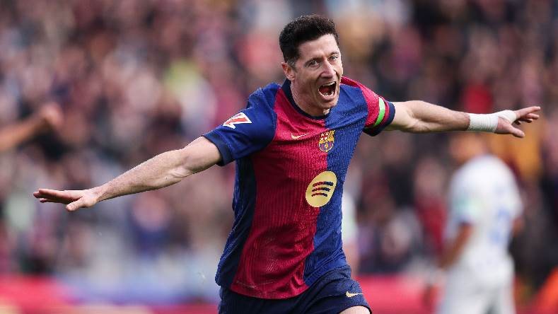 روبرت ليفاندوفسكي لاعب الفريق الأول لكرة القدم بنادي برشلونة الإسباني