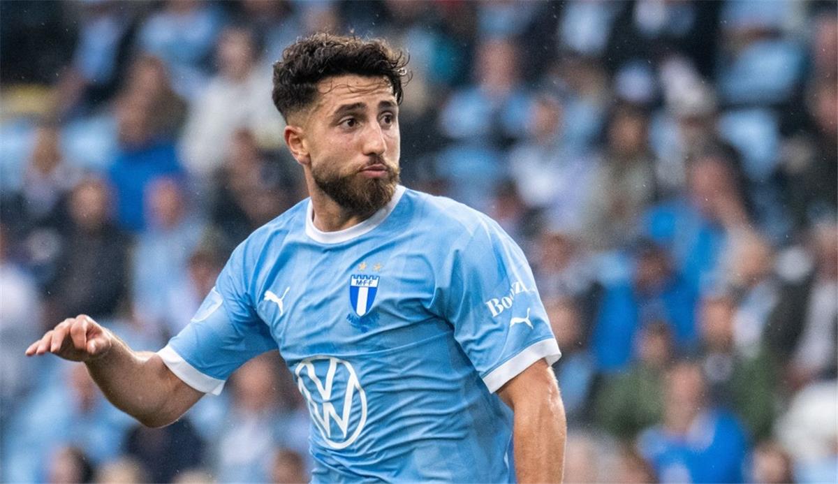 الفلسطيني مصطفى زيدان لاعب الفريق الأول لكرة القدم بنادي مالمو السويدي والذي ارتبط اسمه بالأهلي خلال الفترة الأخيرة