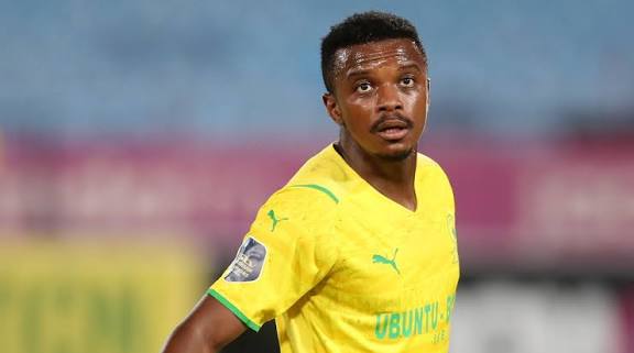 تيبوهو موكوينا لاعب الفريق الأول لكرة القدم بنادي صن داونز الجنوب أفريقي