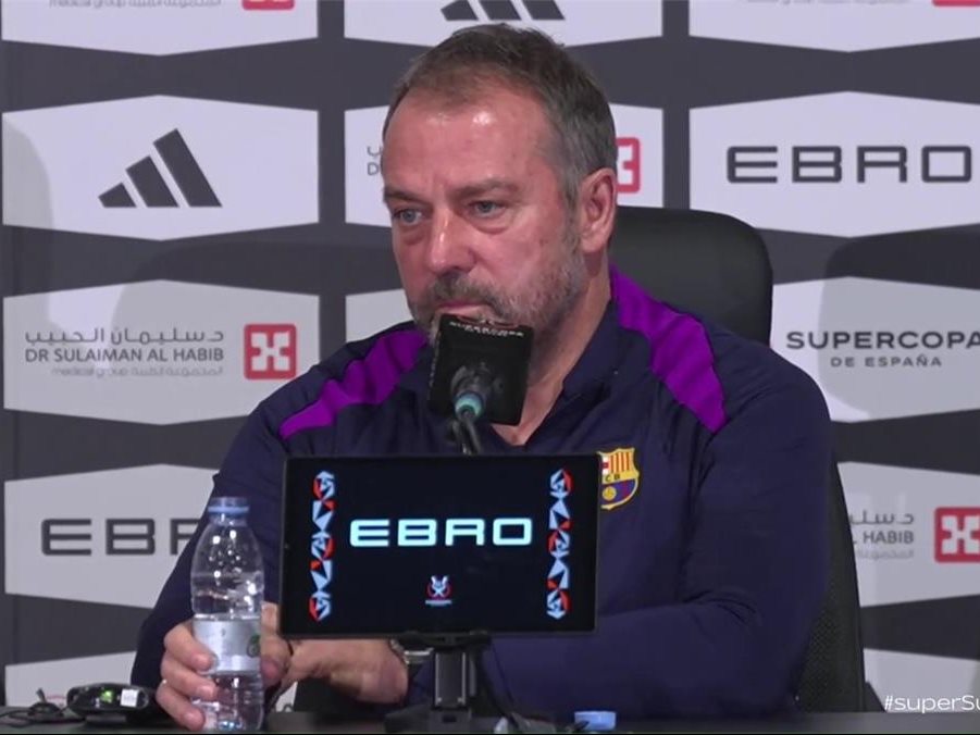 هانز فليك المدير الفني للفريق الأول لكرة القدم بنادي برشلونة الإسباني