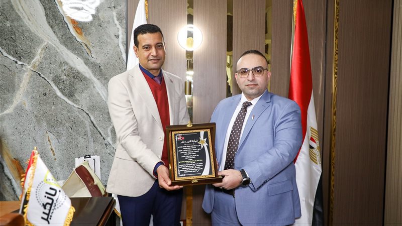 عمرو عامر يكرم أحمد ناصر الصوير