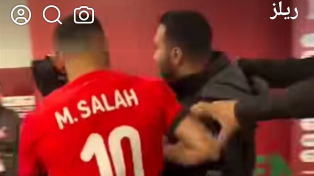 حرس صلاح يمنعون مشجع من التقاط صوره معه