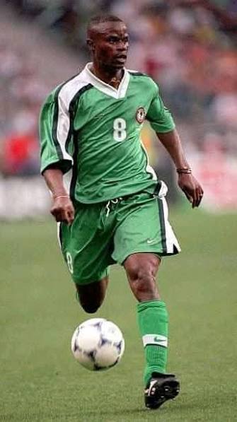 موتيو أديبوجو أحد أساطير منتخب نيجيريا والذي توج معهم بكأس الأمم الأفريقية 1994 ولاعب ريال مدريد وسوسيداد واتحاد جدة سابقا