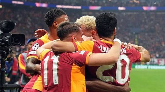 الفريق الأول لكرة القدم بنادي جالاتا سراي التركي