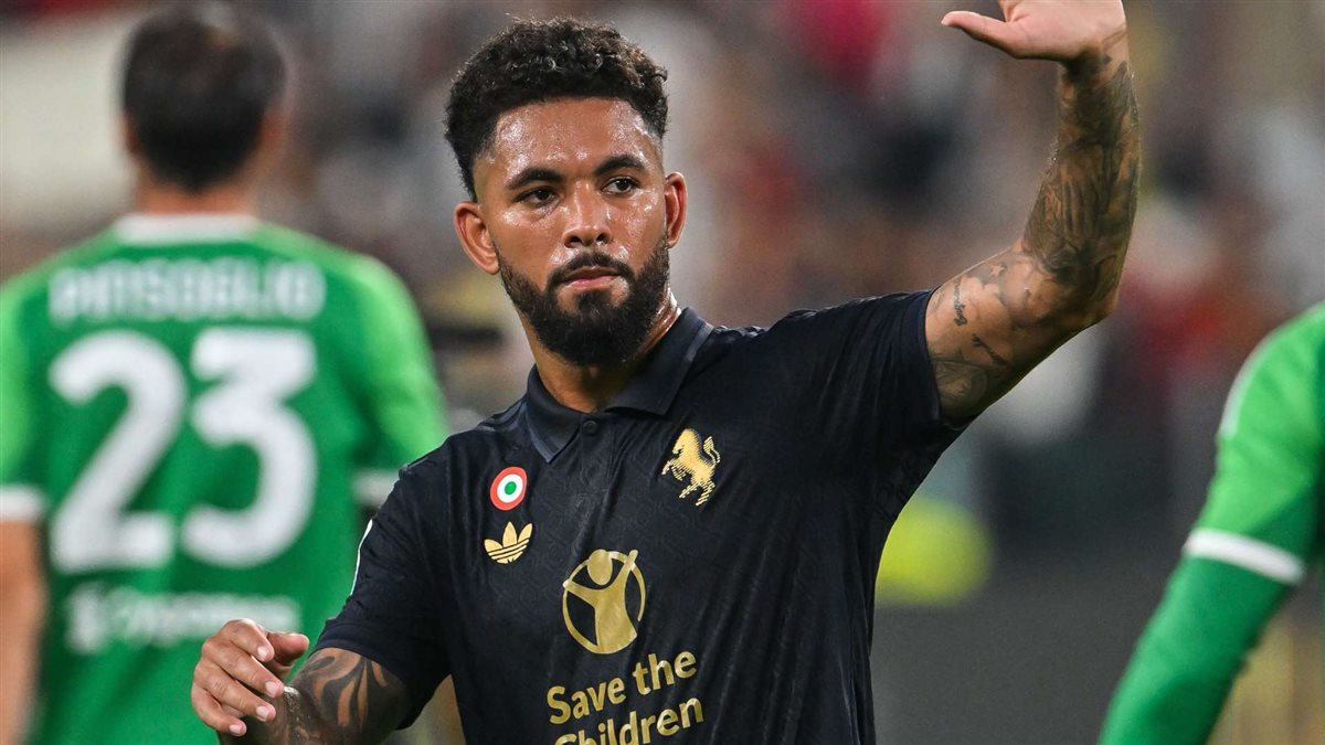 دوجلاس لويز لاعب الفريق الأول لكرة القدم بنادي يوفنتوس الإيطالي والمعار حاليا إلى نوتنجهام فورست