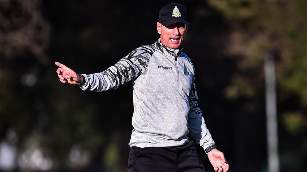 الكسندر سانتوس المدير الفني للفريق الأول لكرة القدم بنادي الجيش الملكي المغربي&nbsp;