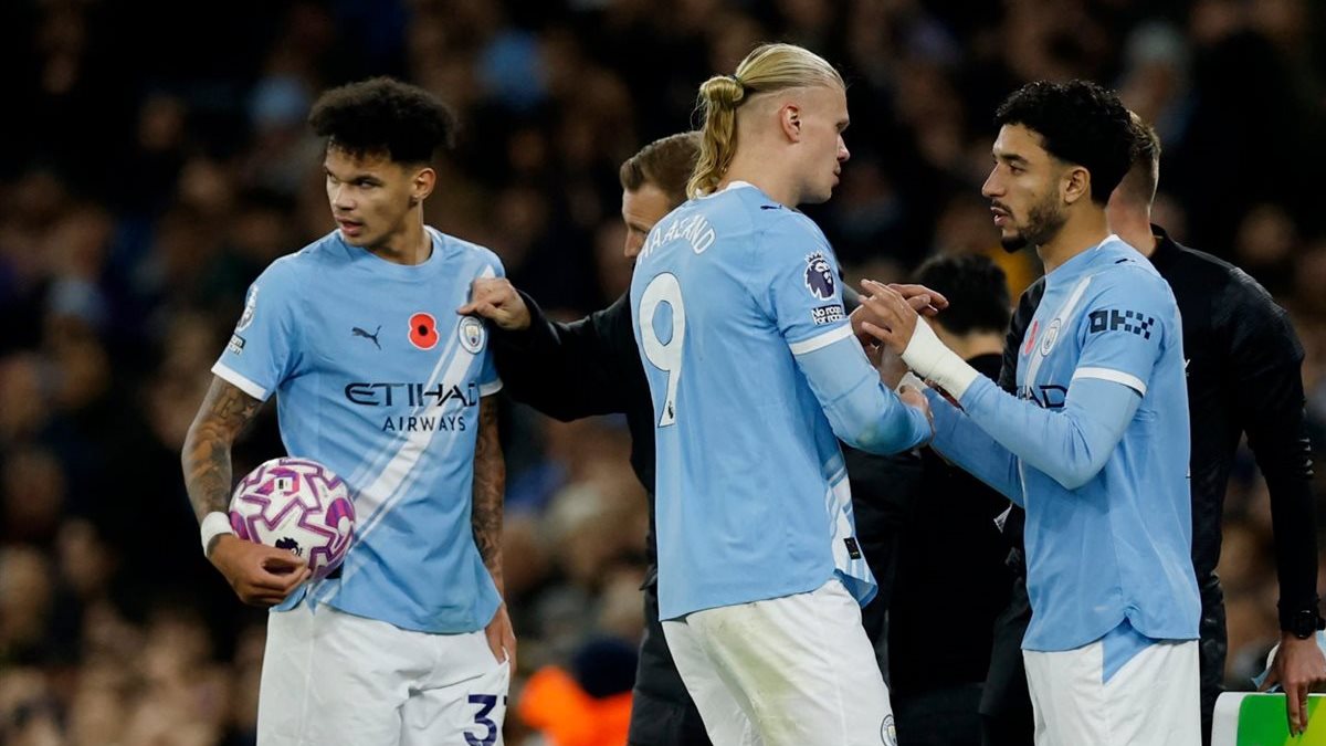 الفريق الأول لكرة القدم بنادي مانشتر سيتي الإنجليزي والذي يرغب في التعاقد مع&nbsp;<span style=