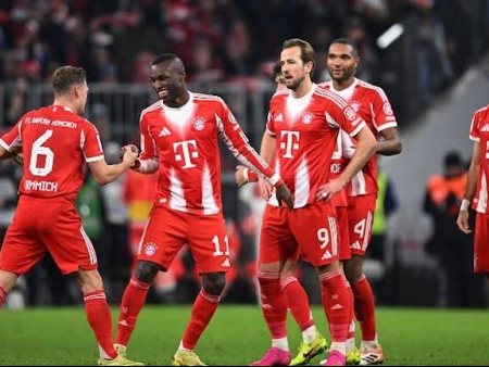 الفريق الأول لكرة القدم بنادي بايرن ميونيخ الألماني والذي حقق الفوز بأربعة أهداف مقابل هدف وتصدر ترتيب الدوري