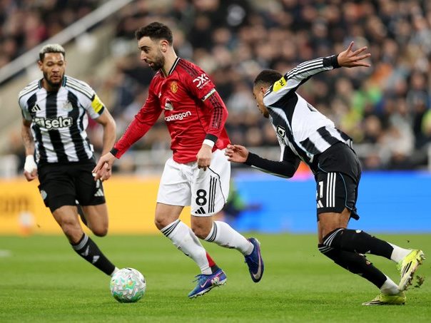 الفريق الأول لكرة القدم بنادي مانشستر يونايتد والذي تعادل مع بورنموث بهدفين لكل فريق في إطار بطولة الدوري الانجليزي الممتاز