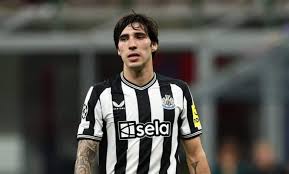 ساندرو تونالي لاعب الفريق الأول لكرة القدم بنادي نيوكاسل يونايتد والذي يرغب مانشستر في التعاقد معه خلال فترة الانتقالات