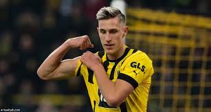 نيكو شلوتربيك لاعب الفريق الأول لكرة القدم بنادي بوروسيا دورتموند